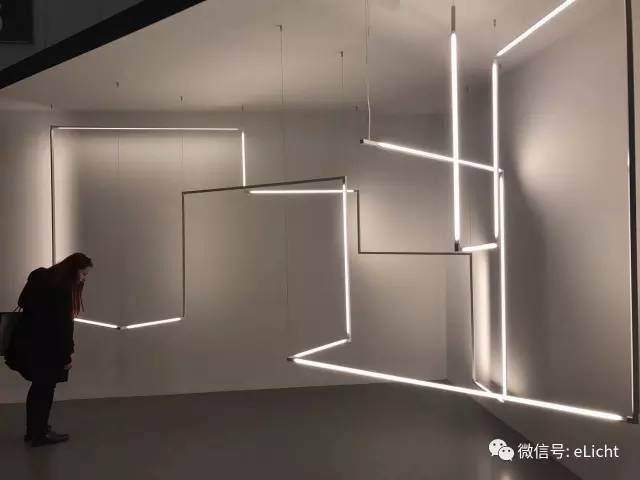 而成品灯则做成不同转角的拼接展示方式,这是室内设计师很喜欢的一类