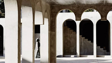 徘徊，柱廊、拱门和粗糙的石头